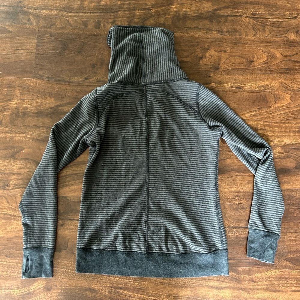 Lululemon In A Cinch Long Sleeve Tee 
Reversible 
Heathered Black Soot Stripe 
6 - Picture 8 of 8